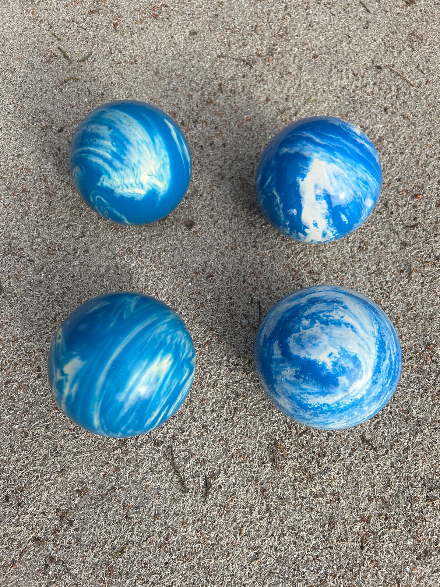 Official Tournament 4 Ball Bocce Set - 107mm marbleized blue and white (2 lbs. 1 oz.)